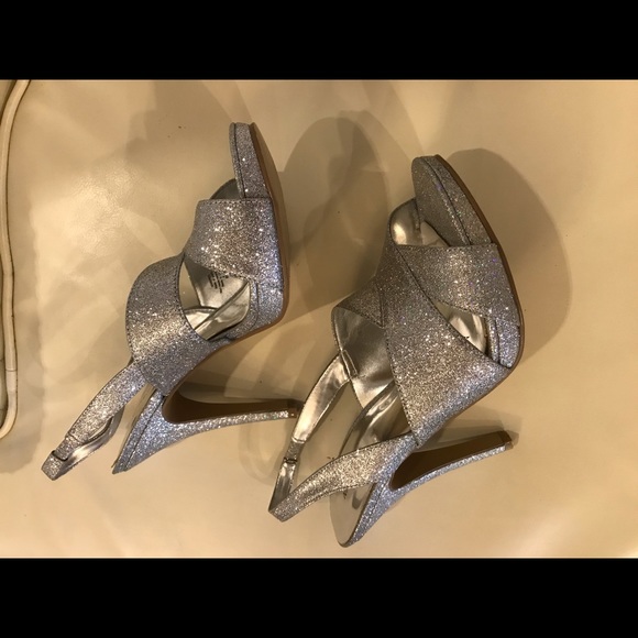 NEW Nine West Silver Sparkling Shoes - Picture 5 of 9